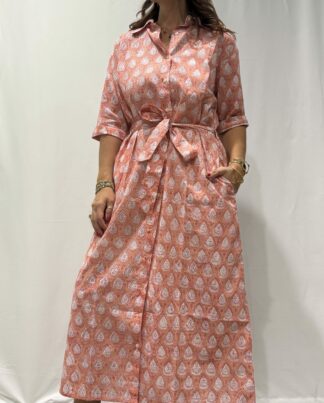 Robe Soraya Saumon - Femme portant une robe chemise longue à imprimé cachemire, avec col boutonné, manches mi-longues et ceinture à la taille.