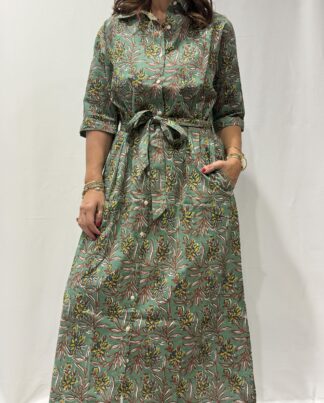 Robe Soraya Verte - Femme portant une robe chemise longue à imprimé cachemire, avec col boutonné, manches mi-longues et ceinture à la taille.