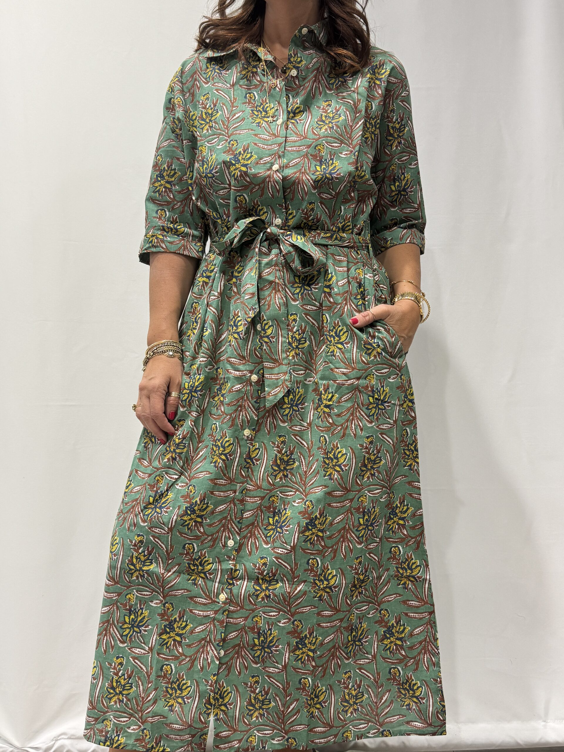 Robe Soraya Verte - Femme portant une robe chemise longue à imprimé cachemire, avec col boutonné, manches mi-longues et ceinture à la taille.