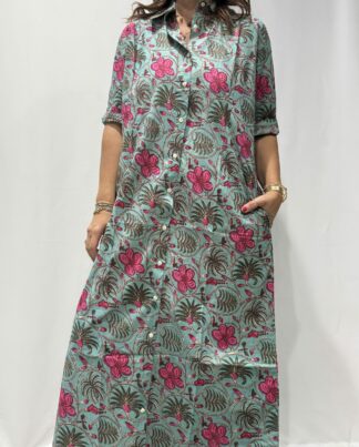 Robe Soraya Verte Rose - Femme portant une robe chemise longue à imprimé cachemire, avec col boutonné, manches mi-longues et ceinture à la taille.