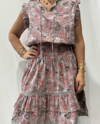 Robe Udaipur Grise Fleurie : robe courte en coton gris fleurie, imprimée de fleurs, avec manches à volants et taille élastique, inspirée de l’artisanat indien.