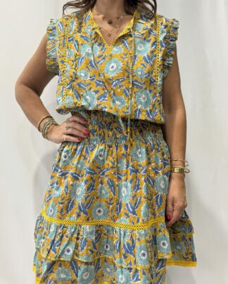 Robe Udaipur Jaune bleu : robe courte en coton jaune bleu, imprimée de fleurs indigo, avec manches à volants et taille élastique, inspirée de l’artisanat indien.