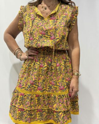 Robe Udaipur Jaune Fleurie : robe courte en coton jaune fleurie, imprimée de fleurs, avec manches à volants et taille élastique, inspirée de l’artisanat indien.