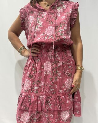 Robe Udaipur Rose : robe courte en coton rose, imprimée de fleurs, avec manches à volants et taille élastique, inspirée de l’artisanat indien.