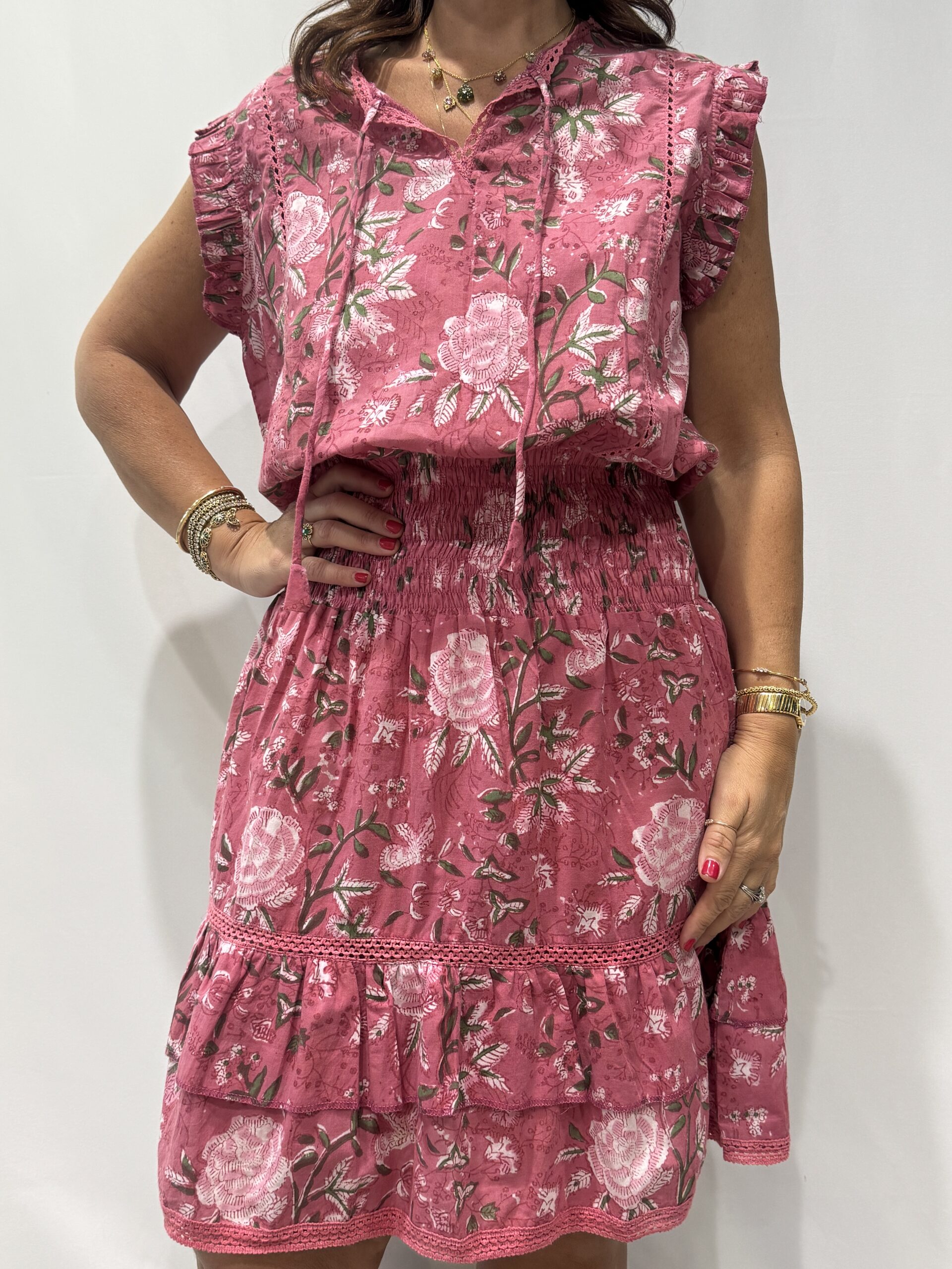 Robe Udaipur Rose : robe courte en coton rose, imprimée de fleurs, avec manches à volants et taille élastique, inspirée de l’artisanat indien.