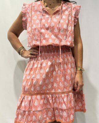 Robe Udaipur Saumon : robe courte en coton rose saumon, imprimée de fleurs, avec manches à volants et taille élastique, inspirée de l’artisanat indien.