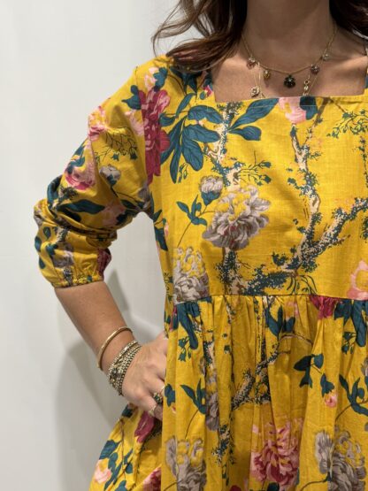 Robe Longue Tara - aux manches longues. Col Bateau. Couleur Jaune