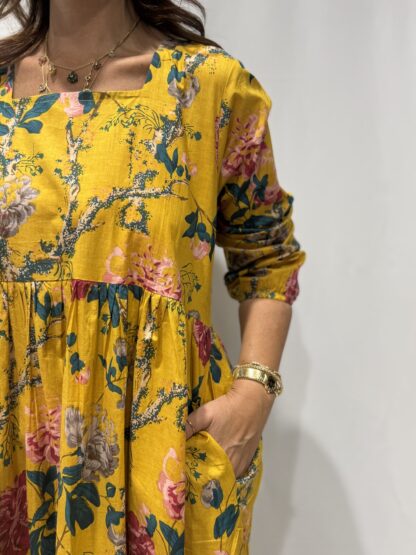 Robe Longue Tara - aux manches longues. Col Bateau. Couleur Jaune