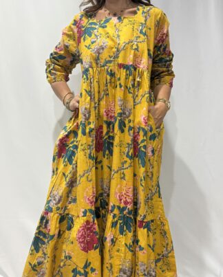 Robe Longue Tara - aux manches longues. Col Bateau. Couleur Jaune