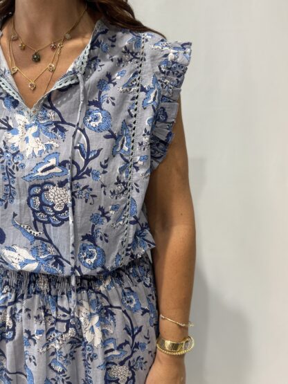 Robe Udaipur Bleu : robe courte en coton bleu gris, imprimée de fleurs indigo, avec manches à volants et taille élastique, inspirée de l’artisanat indien.
