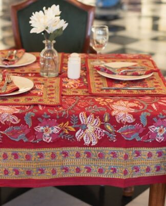 Nappe Maharani Glow rectangulaire 180x340, motifs floraux colorés sur fond rouge, décor de table élégant.