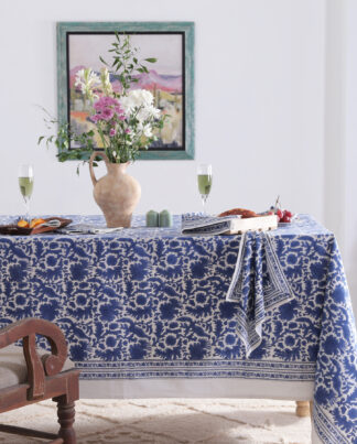 Nappe Neelam, une nappe bleu et blanche aux imprimés fleurie