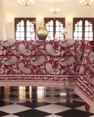 Nappe Uma, une nappe rectangulaire bordeaux et blanches.