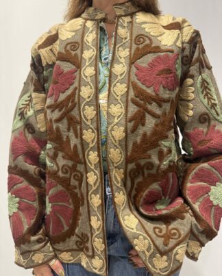 Veste Anya Micasasté – veste brodée bohème en coton avec motifs floraux colorés.