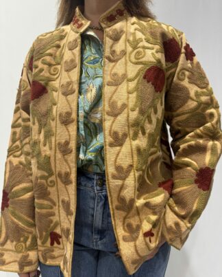 Veste Aisha Micasasté – veste brodée bohème chic aux imprimés bordeaux, marron, kaki et jaune.
