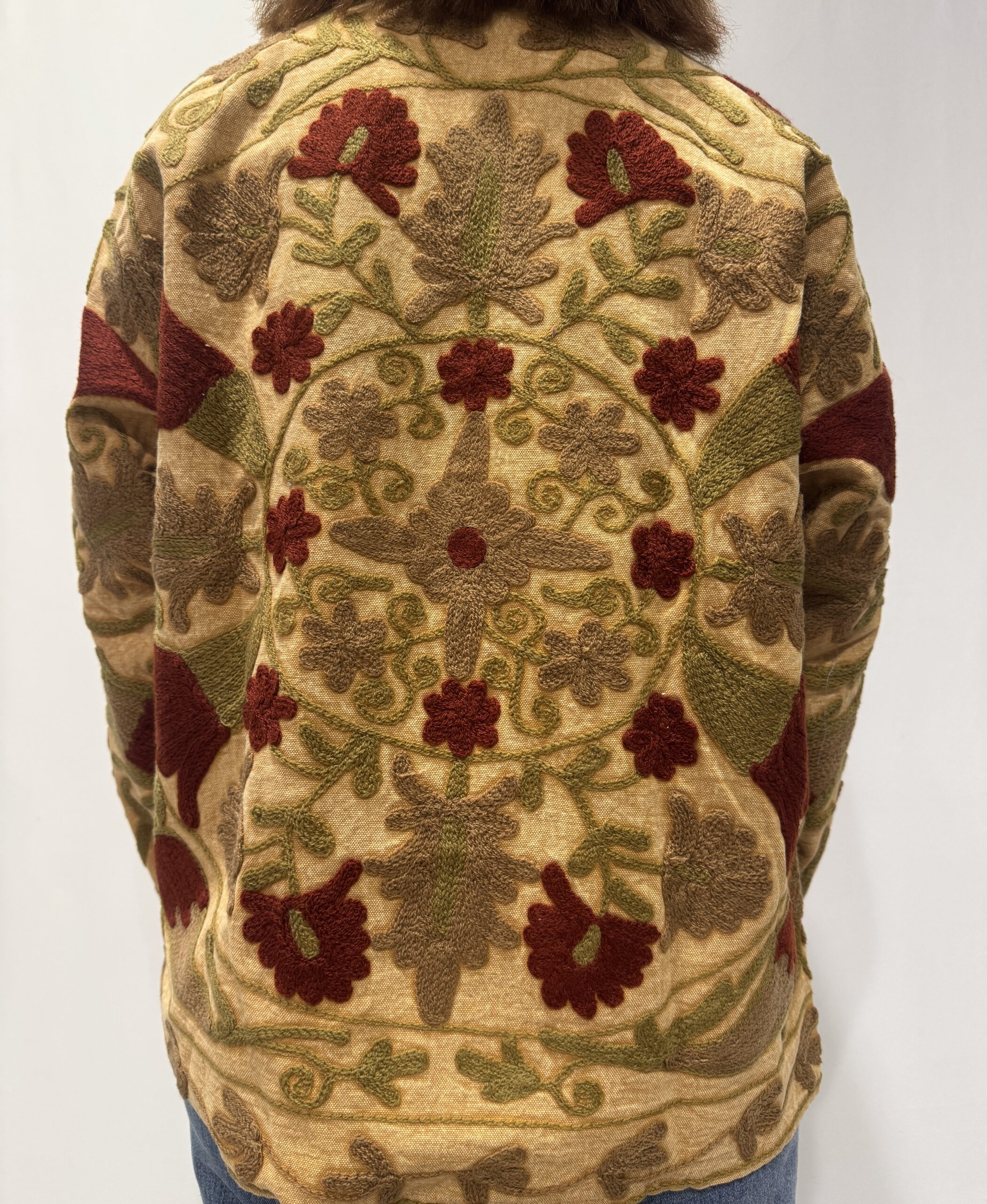 Veste Aisha Micasasté – veste brodée bohème chic aux imprimés bordeaux, marron, kaki et jaune.
