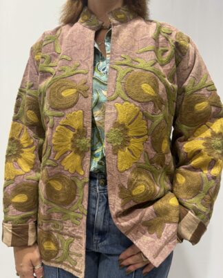 Veste Amara Micasasté – veste brodée bohème chic aux couleurs jaune, marron et kaki.