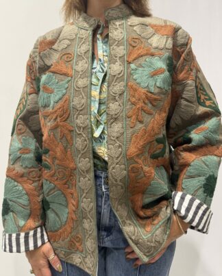 Veste Anvi – veste brodée bohème chic artisanale aux motifs floraux.