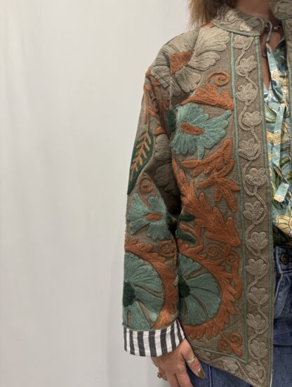 Veste Anvi – veste brodée bohème chic artisanale aux motifs floraux.