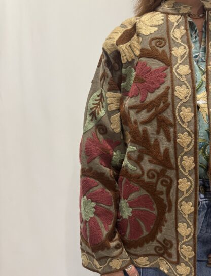 Veste Anya Micasasté – veste brodée bohème en coton avec motifs floraux colorés.