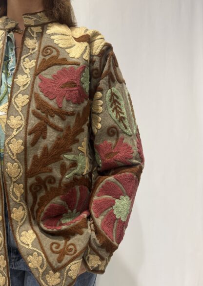 Veste Anya Micasasté – veste brodée bohème en coton avec motifs floraux colorés.