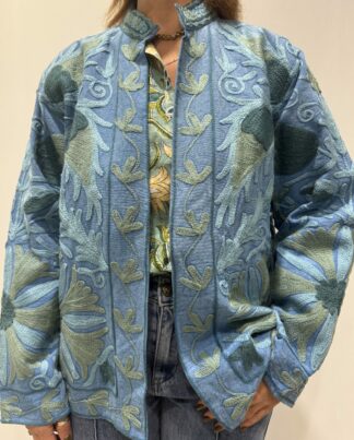 Veste Avani – veste brodée bohème chic en coton avec motifs artisanaux.