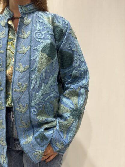 Veste Avani – veste brodée bohème chic en coton avec motifs artisanaux.