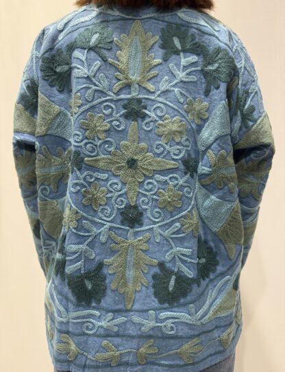 Veste Avani – veste brodée bohème chic en coton avec motifs artisanaux.