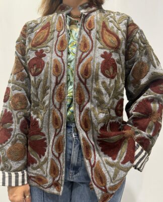 Veste Chahna – veste brodée bohème chic artisanale aux motifs floraux.