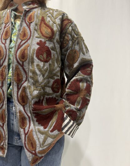 Veste Chahna – veste brodée bohème chic artisanale aux motifs floraux.