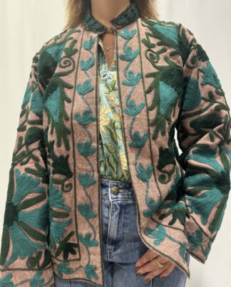 Veste Chandra – veste brodée bohème chic artisanale aux motifs floraux.