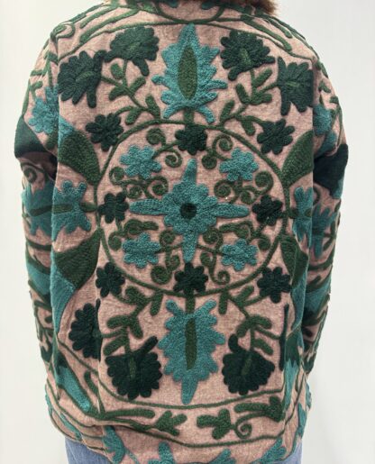 Veste Chandra – veste brodée bohème chic artisanale aux motifs floraux.