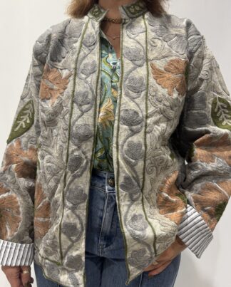 Veste Darika – veste brodée bohème chic artisanale aux motifs floraux.