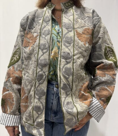 Veste Darika – veste brodée bohème chic artisanale aux motifs floraux.