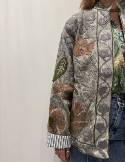 Veste Darika – veste brodée bohème chic artisanale aux motifs floraux.