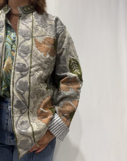 Veste Darika – veste brodée bohème chic artisanale aux motifs floraux.