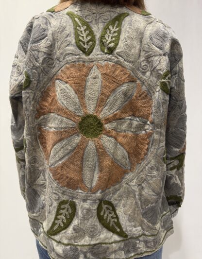 Veste Darika – veste brodée bohème chic artisanale aux motifs floraux.