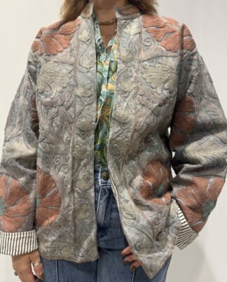Veste Deepa Micasasté pour femme, brodée, aux teintes grises et terracotta, manches longues et coupe moderne.