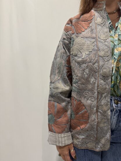 Veste Deepa Micasasté pour femme, brodée, aux teintes grises et terracotta, manches longues et coupe moderne.