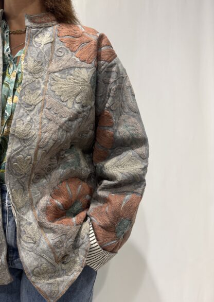 Veste Deepa Micasasté pour femme, brodée, aux teintes grises et terracotta, manches longues et coupe moderne.
