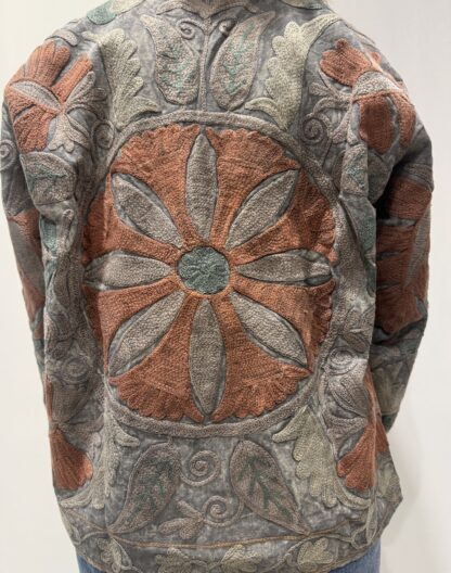 Veste Deepa Micasasté pour femme, brodée, aux teintes grises et terracotta, manches longues et coupe moderne.