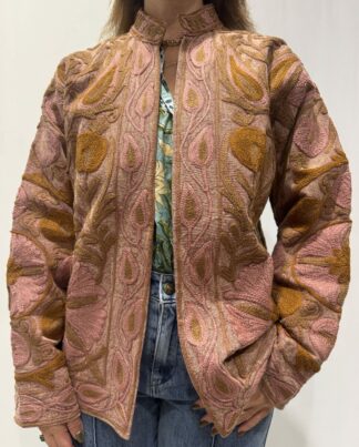 Veste Devika – veste brodée bohème chic artisanale aux motifs floraux.