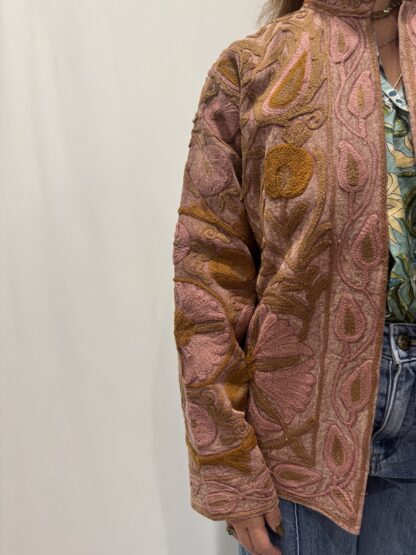 Veste Devika – veste brodée bohème chic artisanale aux motifs floraux.