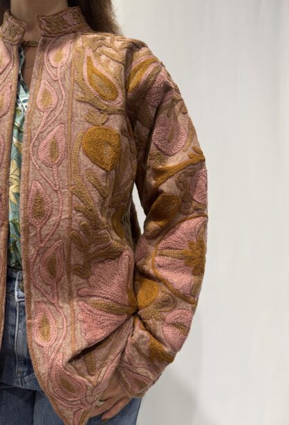 Veste Devika – veste brodée bohème chic artisanale aux motifs floraux.