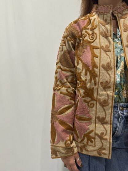 Veste Esha Micasasté pour femme, brodée, aux teintes chaudes de marron, terracotta et de vieux roses manches longues et coupe moderne et droite.