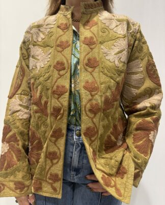 Veste Gita de Micasasté pour femme, brodée, aux teintes marron, terracotta, rose poudré et kaki, manches longues et coupe moderne.