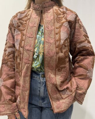 Veste Hema de Micasasté pour femme, brodée, aux teintes marron chaud, rose poudré, vieux rose et terracotta, manches longues et coupe moderne.