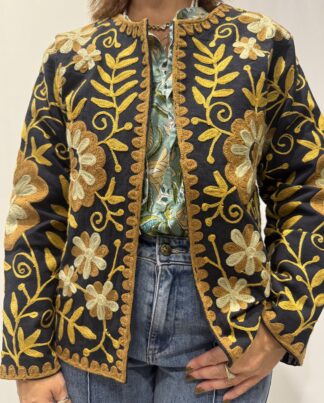 Veste Jivika de Micasasté brodée pour femme aux couleurs bleu marine, marron et jaune.