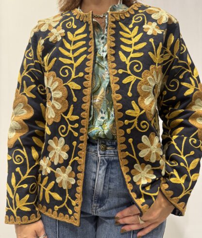 Veste Jivika de Micasasté brodée pour femme aux couleurs bleu marine, marron et jaune.