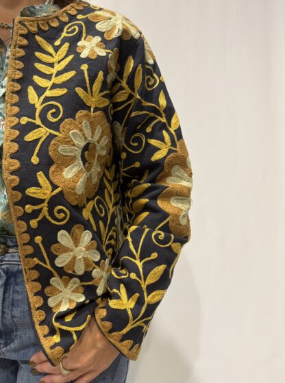 Veste Jivika de Micasasté brodée pour femme aux couleurs bleu marine, marron et jaune.